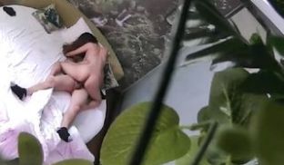 丰满性感的美女酒店不愿意和认识没多久的纹身男啪啪