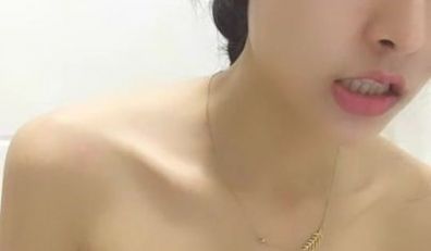 高顔值美女骚气贝贝跳蛋塞逼逼浴室洗澡秀苗条身材声