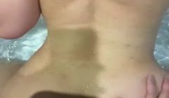 在浴缸后入女友