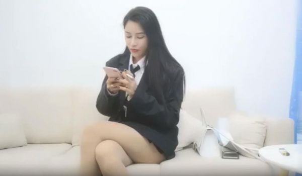 黑色外套长腿妹舌吻口交肉丝撕裆站立后入猛操.