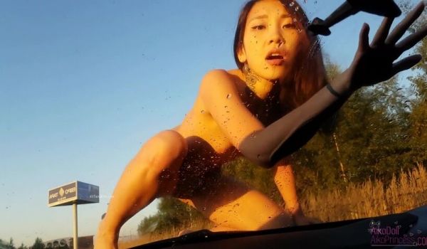 极骚华裔美女『AikoDoll』妖媚全裸挡风玻璃