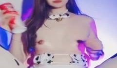 女神小奶瓶情趣奶牛爆浆舔淫汁