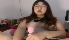 眼镜大奶小骚货！丰满身材大肥臀！开档肉丝翘屁股求