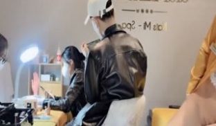 #国产 美容店OL店员人前露出自慰