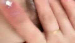 轻熟女露脸一个人在酒店发骚，自己抠的骚逼淫水泛滥