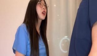 变态医生说服年轻的亚裔实习生通过献身来得到进步_