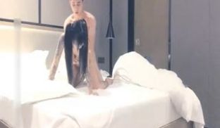 约会双马尾JK小姐姐到酒店坐在沙发上太可人了美腿