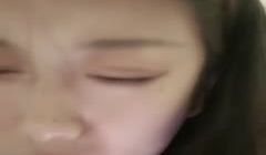 冷艳颜值女神被炮友后入太爽了，张开双腿一下下深插