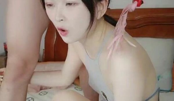 同学的妹妹好骚全程露脸给大哥小哥口交亲着小嘴爆草