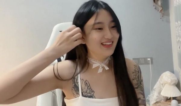 小妮子长得太甜美清纯可爱了这张脸蛋儿完全不需要美