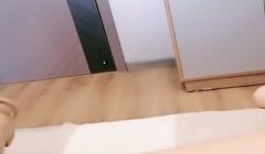 苗窕骚货道具自慰,宠物一旁看的也想干2
