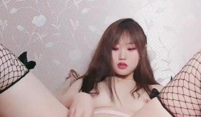 沾染了许多风尘味的学妹露脸直播穿着黑丝诱惑享受击