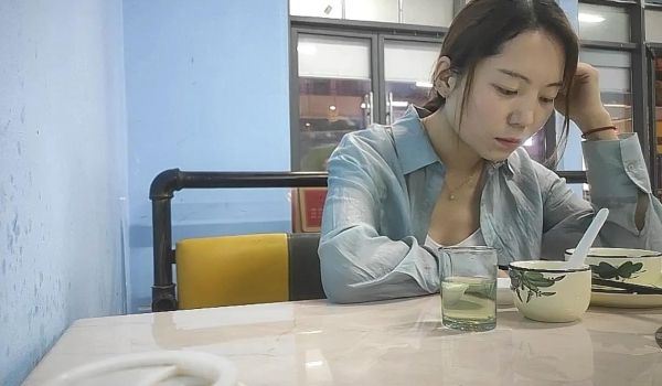 再约良家珠宝女吃完饭带回酒店操逼推到强吻扒掉裤子