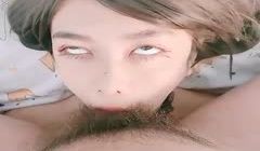 调教母狗吸精，全程露脸大鸡巴使劲抽她，奶子上的淫