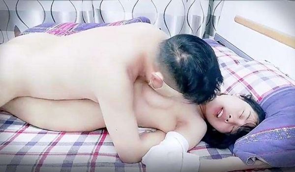 KU喂不饱的露脸镜头前发骚诱惑大哥让大哥压在身下