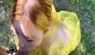 穿着 PVC 雨衣的婴儿吮吸燕子