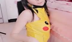 网红小仙云儿穿皮卡丘紧身衣自抠小穴