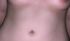 女孩在上骑乘，努力的摇晃