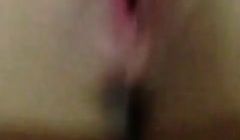 小妹一边挑弄一边详细解说自己骚穴