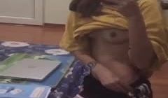 这骚货，还没等作业写完呢，就在这里开始自己发骚了