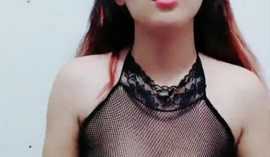 露脸身材黑丝情趣内衣的骚妹子，两个大奶子衬托出来