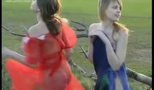 【另类】两大美女去野外拍裸体写真