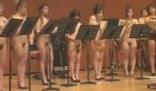 【另类】女子裸体交响乐演奏团体，有钱人的欢乐