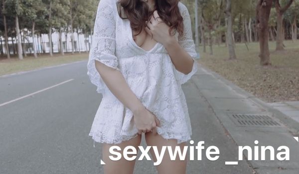 白丝蕾丝裙掀起来露出白圆大屁股
