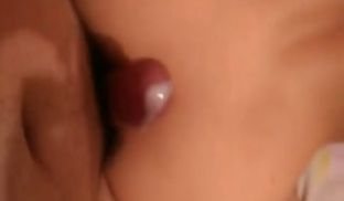 情侣开着音响在女友温馨闺房啪啪