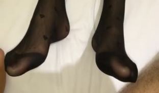 可爱的师大小师妹生活照与男友激情视频竖起中指