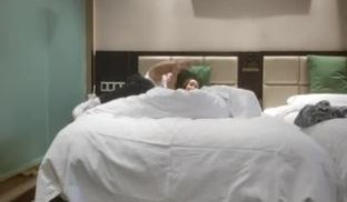 2000约较小00后，一对C罩杯美乳坚挺，玲珑有