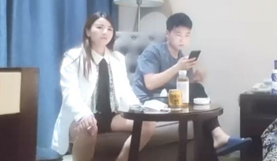 气质型西装御姐，大奶翘起臀，换上黑丝操逼，翘起屁