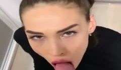 饥渴女郎拉开裤子就开始吃鸡巴!