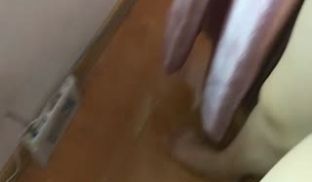 吉林小妞屁眼干疼了，换窗台继续操她。!