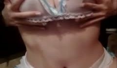 马尾辫妹子美乳好大!