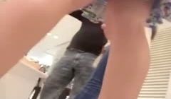 商业街偷拍妹子裙底风光看到各种内内!