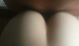 我不在家老婆衣服没脱就翘屁股让单男后入!