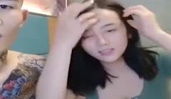 纹身小哥和大奶妹子双人秀刮阴毛!