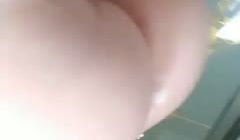 小孕妇尿尿，近距离看她的怀孕后的逼逼变得肥美!