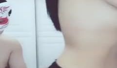 颜值很高的黑丝女神露脸和面具男啪啪，女神的口活让
