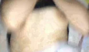 独自租屋MM一边哭着一边被陌生男子掐着脖子狂操