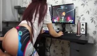 妹子边操逼边打游戏坑人！