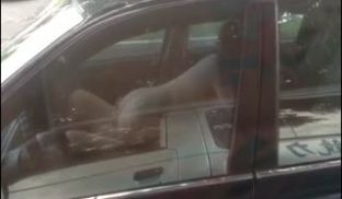 超疯狂，广州1对男女，大白天在马路边脱光车震，旁