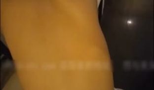 齐逼短裙小少妇，镜子前给我口交猫在椅子上被我后入