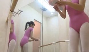 漂亮妹纸跳芭蕾舞后台更衣室换衣服 大屁股高叉勒进