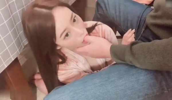 美艳的看着镜子里的自己被粉丝干