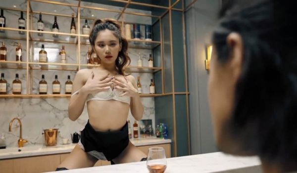 色情女酒保