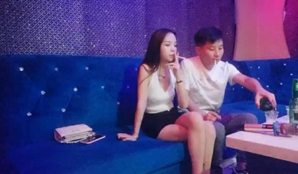 陈先生KTV唱歌啪啪大长腿妹子脱掉裤子摸逼掰穴,