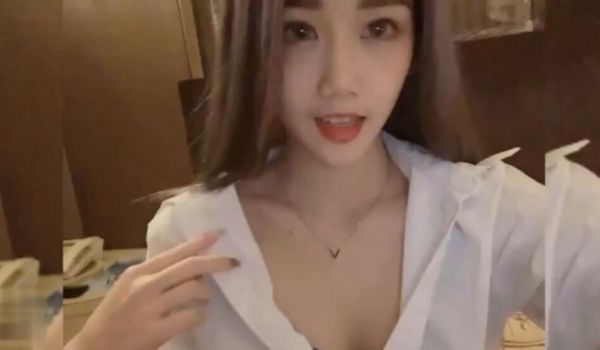 撕烂丝袜舔着我的穴接着69舔的人家不要不要的受不