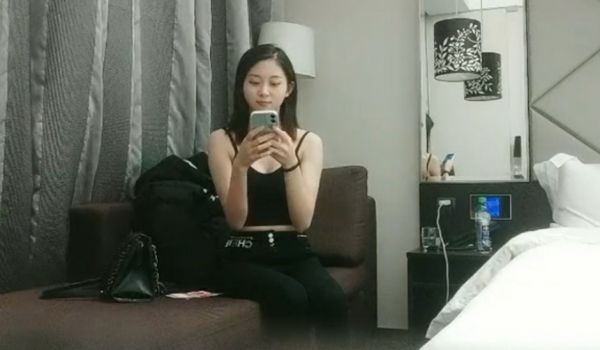 探花小哥约操漂亮小姐姐,69姿势揉搓美穴,骑乘打